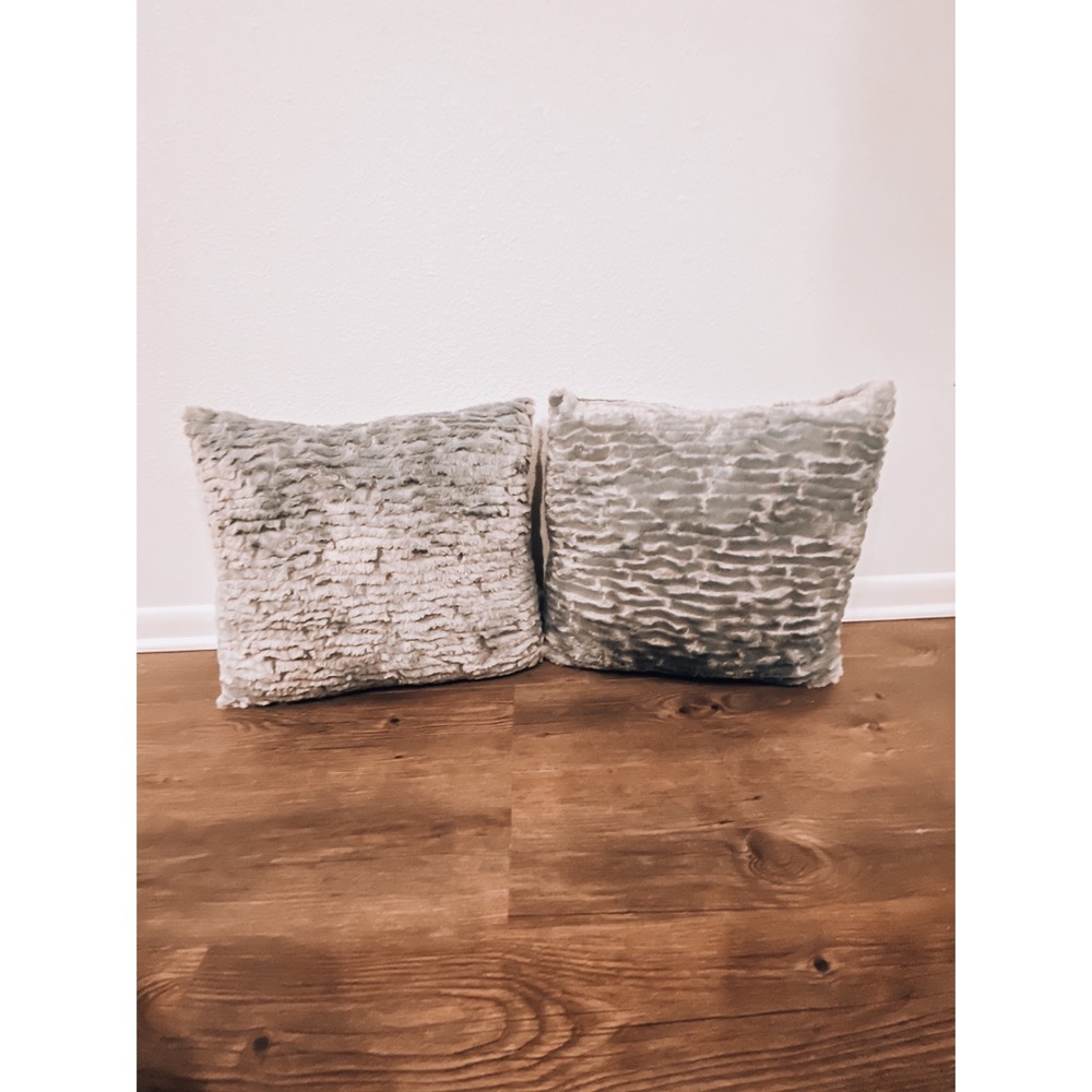 Gray velvet pillow set